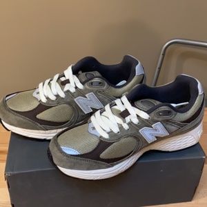 Woman’s New Balance Olive 2002r